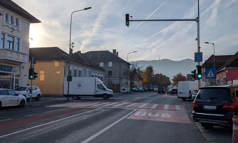 Semaforul care pune frână șoferilor grăbiți. Decizia unui oraș din România