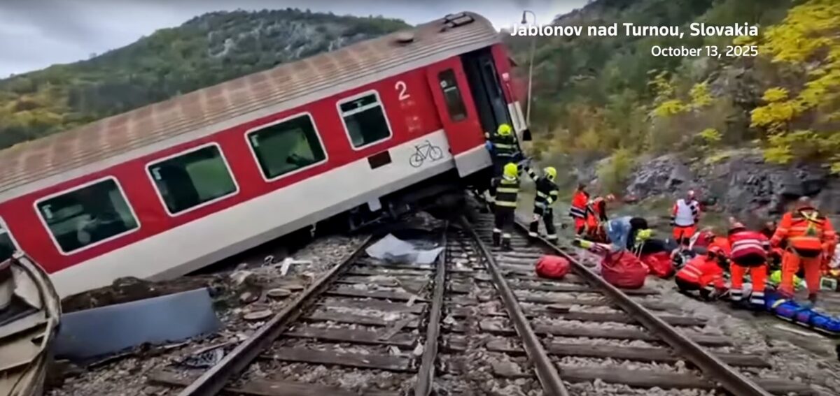 Două trenuri de pasageri s-au lovit frontal în Slovacia. Cel puțin 66 de persoane au fost rănite