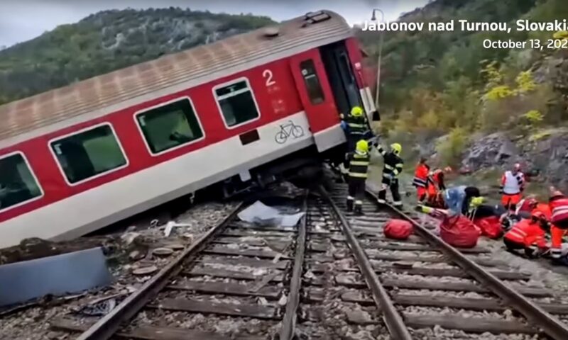 Două trenuri de pasageri s-au lovit frontal în Slovacia. Cel puțin 66 de persoane au fost rănite