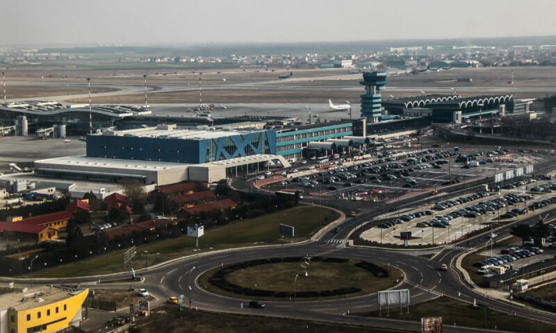 Un avion a aterizat de urgență pe Aeroportul Henri Coandă, după ce câtiva pasageri s-ar fi intoxicat cu fum