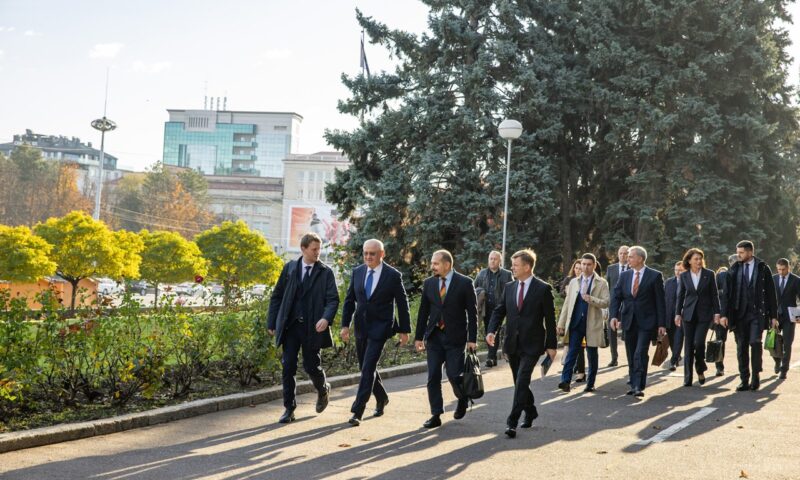 Guvernul Munteanu depune jurământul sâmbătă. Noul Cabinet de miniștri promite creștere economică și integrare europeană