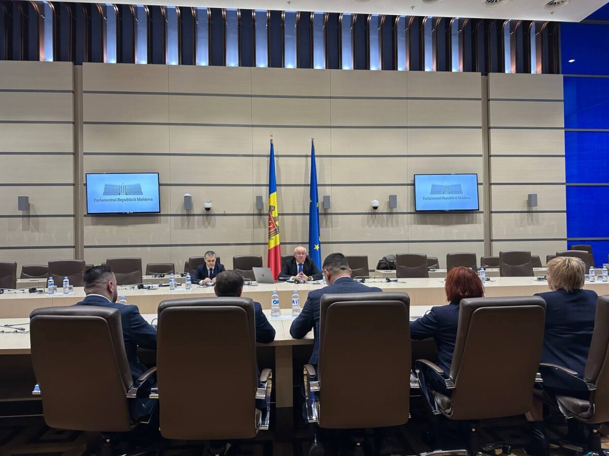 Alexandru Munteanu desfășoară consultări cu fracțiunile parlamentare înaintea votului de învestitură