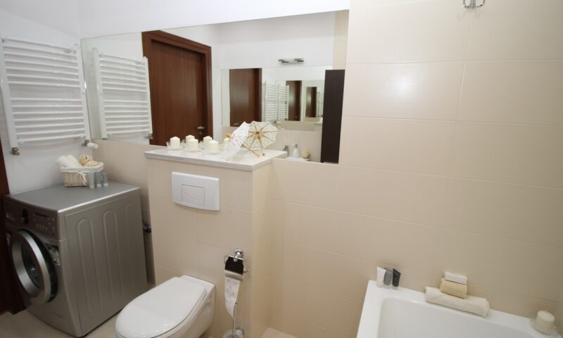 Scapă de calcarul din toaletă cu o băutură pe care o ai în frigider