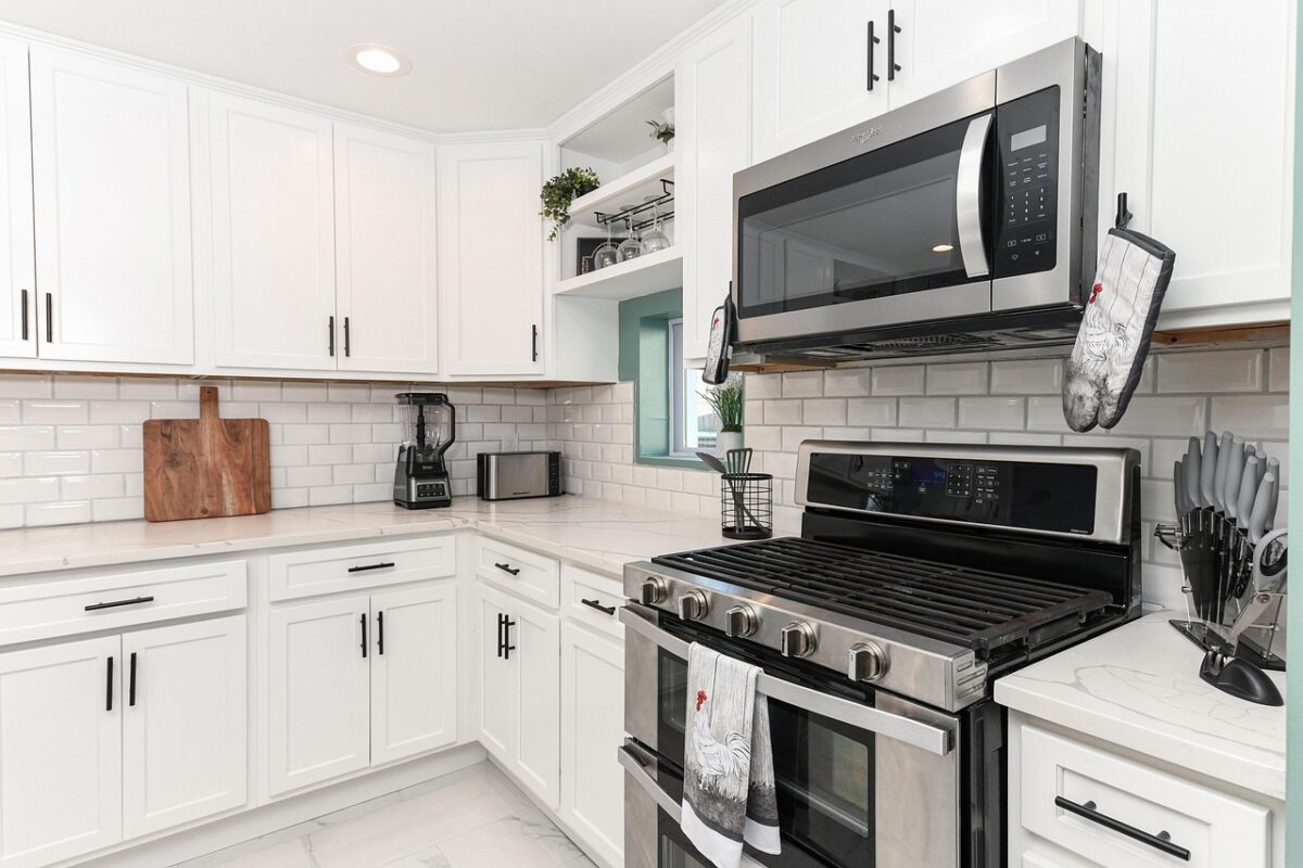 Secretul unei uși de cuptor fără pete și murdărie: soluția la care nu te-ai fi gândit