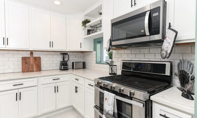 Secretul unei uși de cuptor fără pete și murdărie: soluția la care nu te-ai fi gândit