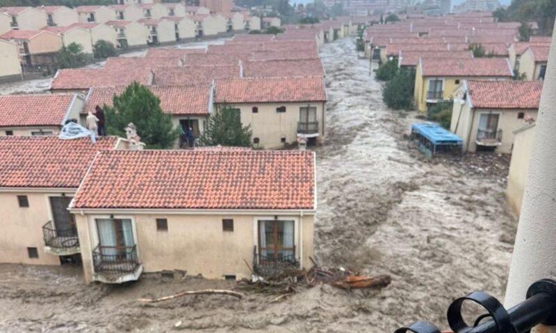 Bulgaria, sub ape: Trei morți și mii de oameni evacuați din stațiunea Elenite