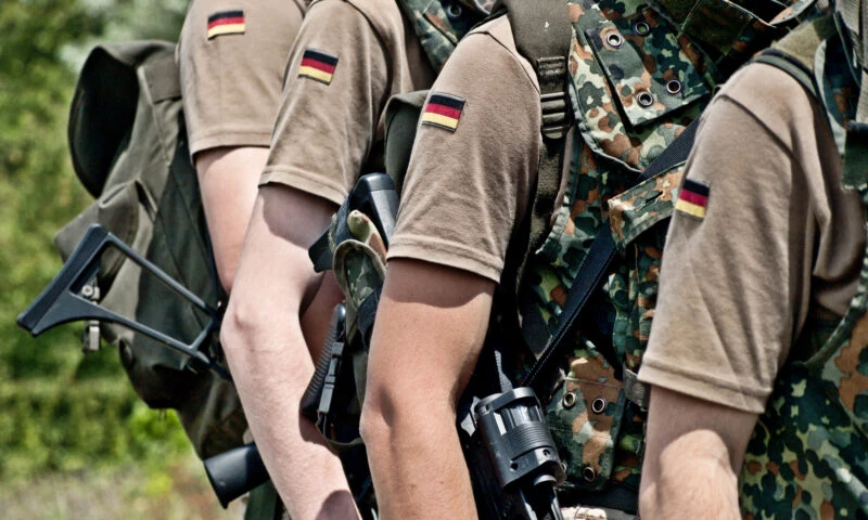 Soldații germani așteaptă un nou regulament pentru păr și barbă, după ce un sergent major a făcut plângere că nu-și poate lăsa plete