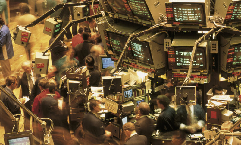 Volatilitate pe burse, după publicarea și apoi retragerea listei companiilor asociate armatei chineze