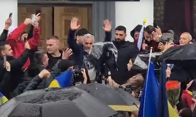 Procesul lui Călin Georgescu, la Curtea de Apel. Susținătorii îi cântă „Treceți batalioane române Carpații”