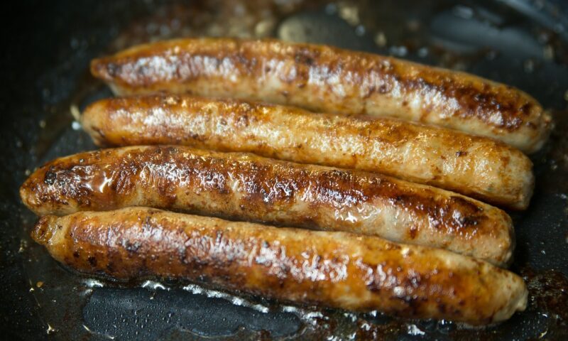 Un truc banal folosit de măcelari. Cum obții cârnați mai suculenți și mai aromați