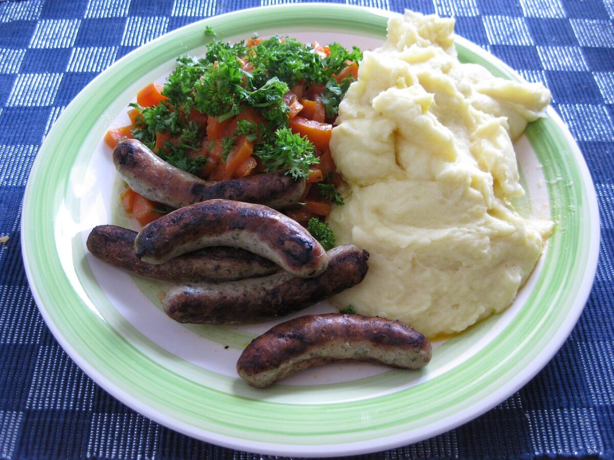 Cârnații cu piure de cartofi, reinventați. Ingredientul care transformă rețeta clasică