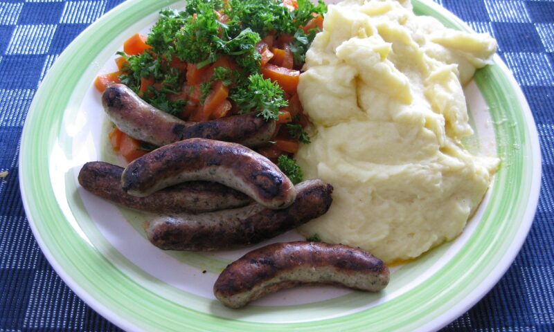 Cârnații cu piure de cartofi, reinventați. Ingredientul care transformă rețeta clasică