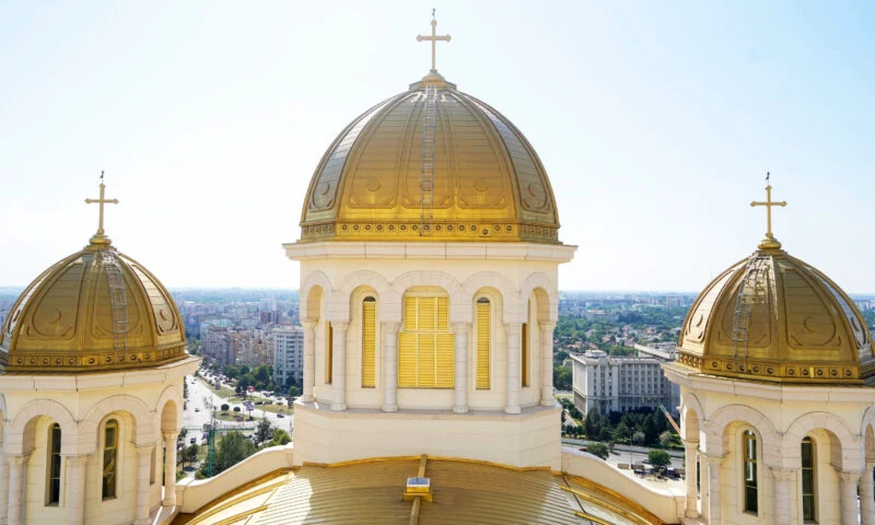 Peste 20.000 de oameni vor putea lua parte la slujbele oficiate în curtea Catedralei Naționale