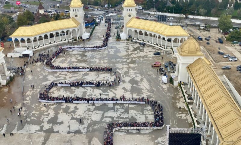 Coada de la Catedrala Națională, monitorizată în timp real. Cât timp așteaptă enoriașii