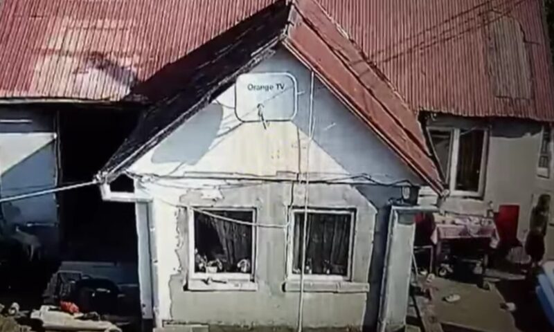 Momentul crimei din Mureș surprins pe camere.  Emil Gânj, filmat intrând cu toporul în casa tinerei de 23 de ani