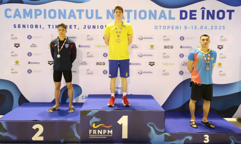 Rocky al înotului se antrenează iarna pe schiuri