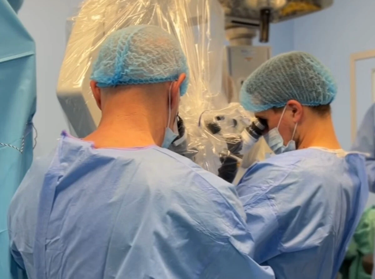 Un angajat al Filarmonicii din Cluj, concert pe masa de operație. Pacientul cântă în timpul intervenției pe creier