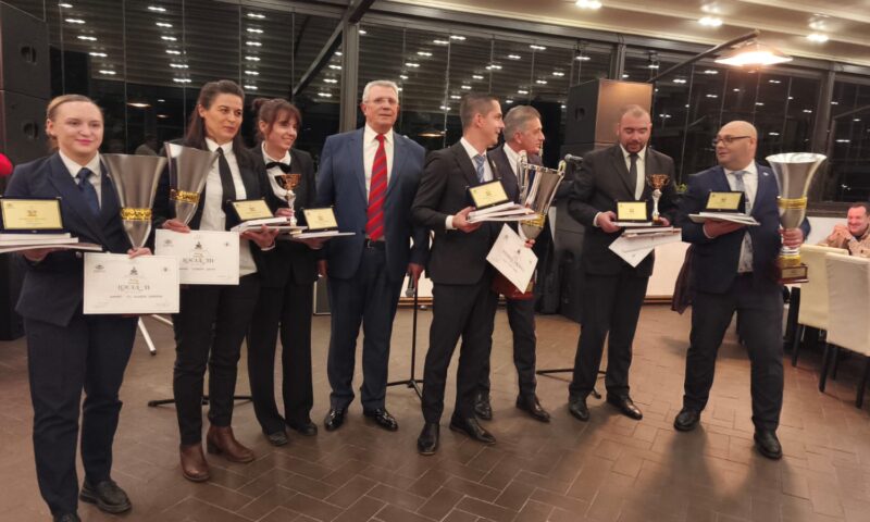 Zeci de ospătari din întreaga țară s-au înfruntat într-un castel din Ardeal. S-au jucat cu focul în aplauzele publicului