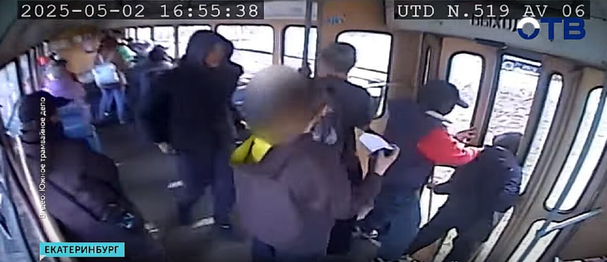 Tramvaie atacate de adolescenți, la Ekaterinenburg. Haos pe străzile din Rusia