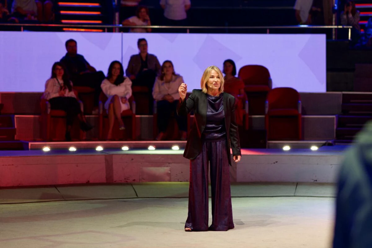 Românii, tot mai interesați de sănătatea emoțională. Peste 1.400 de participanți la conferința cu psihoterapeutul Esther Perel