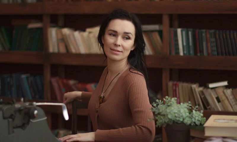 Cum îți transmite corpul că ești în gândurile cuiva: Superstiții și semne subtile