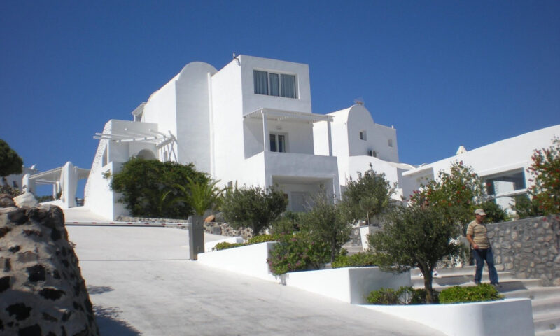 Românii sfidează criza și își cumpără apartamente în alte țări: Cererea e tot mai mare pentru Grecia