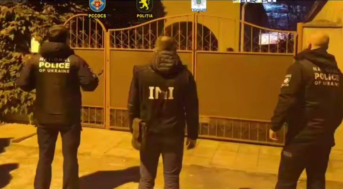 La poarta gospodăriei familiei Jelăuc