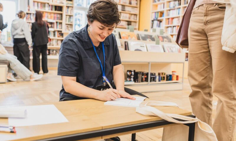 Tânără din Republica Moldova, laureată a unui concurs prestigios de poezie. A reprezentat şi România