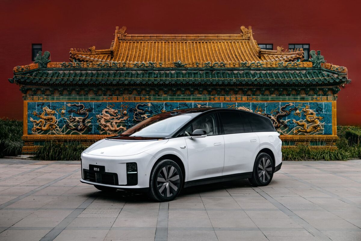 Revoluție pe piața mașinilor electrice: modelul chinezesc care ar putea detrona Tesla