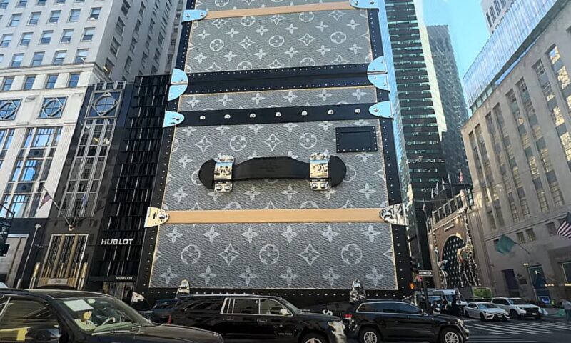 De unde își iau divele din România pungi de firmă. Prețul unui astfel de obiect este piperat