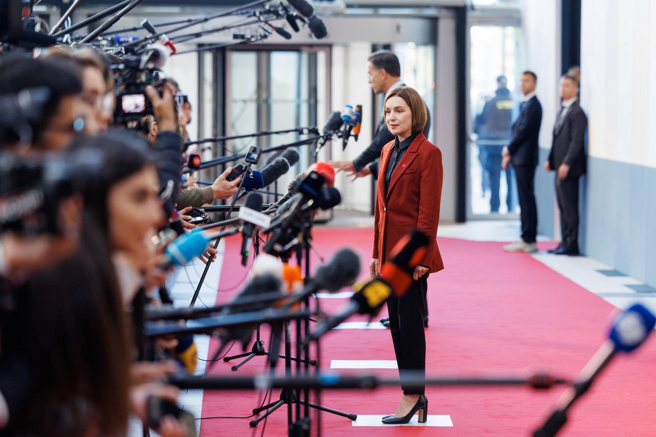 Maia Sandu, la Forumul Păcii de la Paris. Propaganda rusă a folosit preoți-influenceri și bani murdari pentru a submina democrația din Republica Moldova