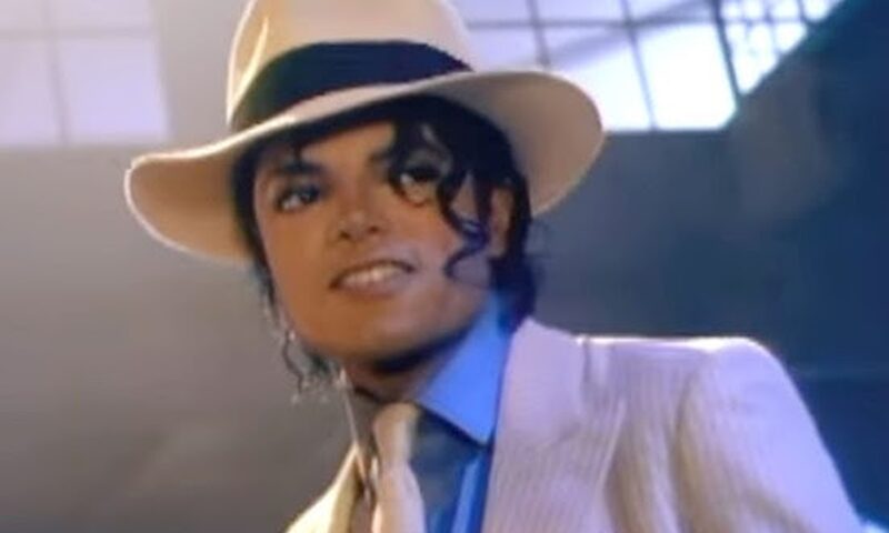 O româncă are pălăria lui Michael Jackson. A leșinat când a primit-o