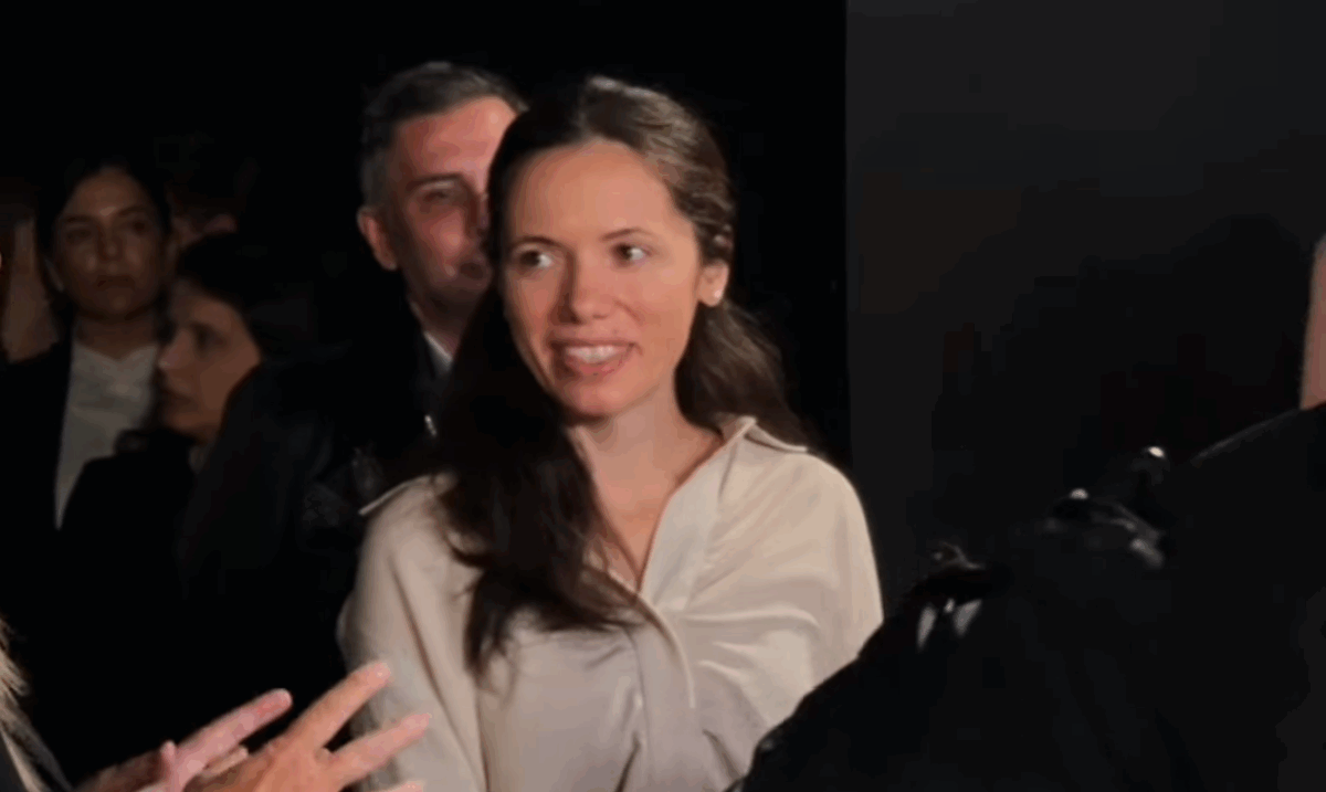 Mirabela Grădinaru, partenera lui Nicușor Dan, s-a întâlnit cu noile talente ale modei românești