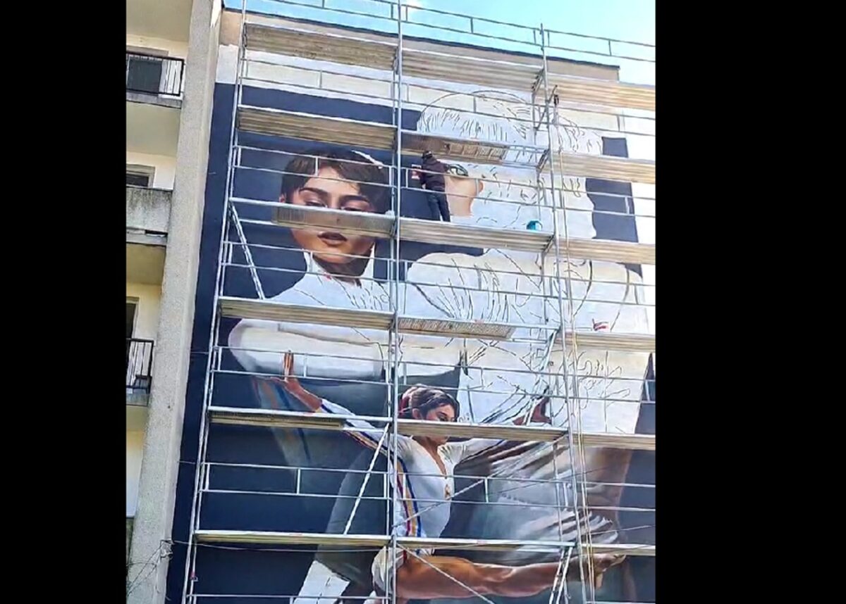 Pictura murală dedicată Nadiei Comăneci prinde viață pe fațada unui bloc din Onești