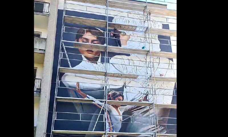 Pictura murală dedicată Nadiei Comăneci prinde viață pe fațada unui bloc din Onești