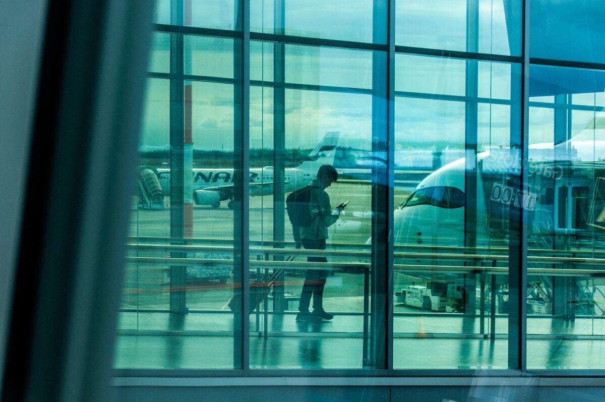 Telefoanele și laptopurile, în pericol la aeroport. Reguli mai puțin știute care te pot lăsa fără ele