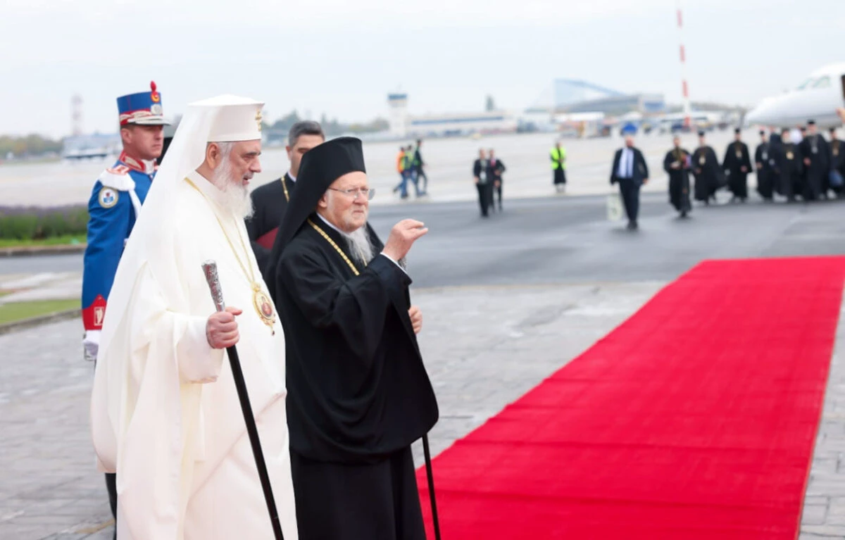 Patriarhul Ecumenic Bartolomeu I, primit de Patriarhul Daniel în Capitală. Ultimele pregătiri pentru sfințirea picturii în mozaic a Catedralei Naționale