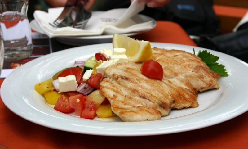 Cel mai fraged piept de pui, niciodată uscat. Totul începe cu un ingredient banal