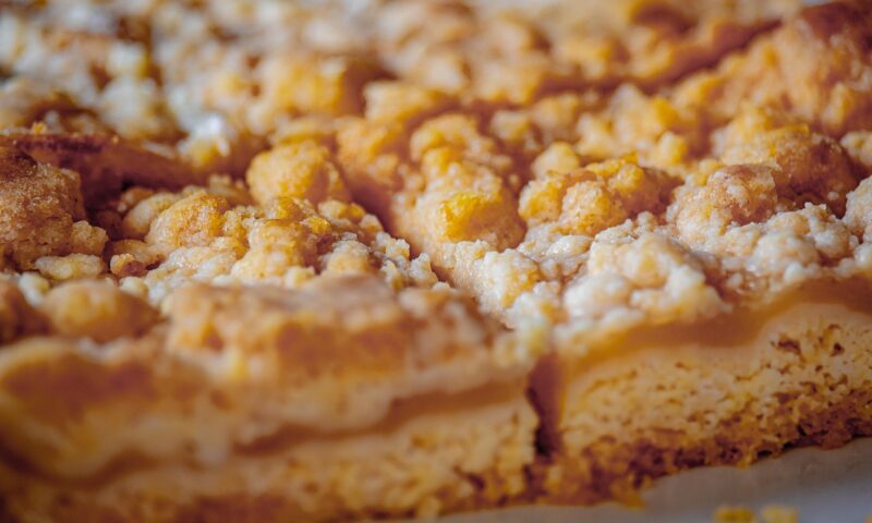 Rețeta care îți parfumează casa: Prăjitură cu mere, scorțișoară și pesmet