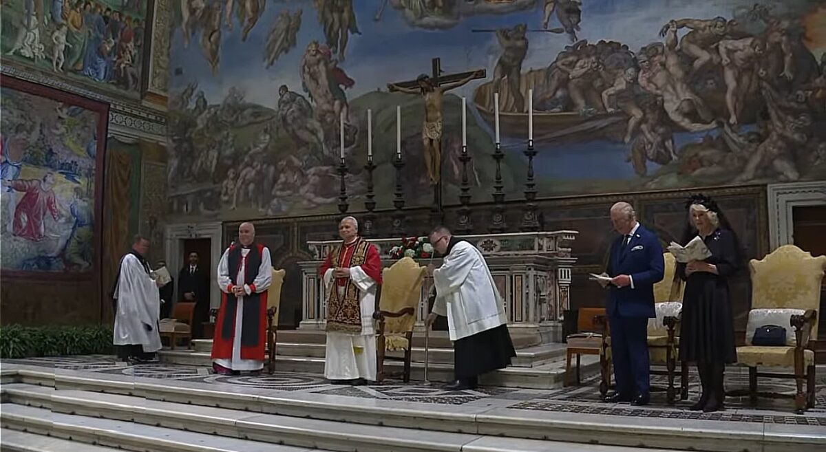 Regele Charles a primit un scaun cadou de la Sfântul Scaun