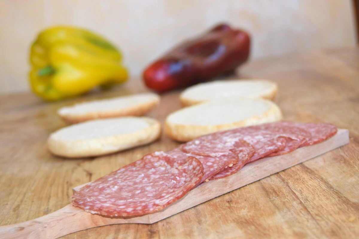 Salamul de Sibiu, același nume, compoziții diferite. Analiza produselor de pe piață