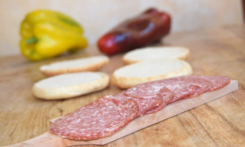 Salamul de Sibiu, același nume, compoziții diferite. Analiza produselor de pe piață