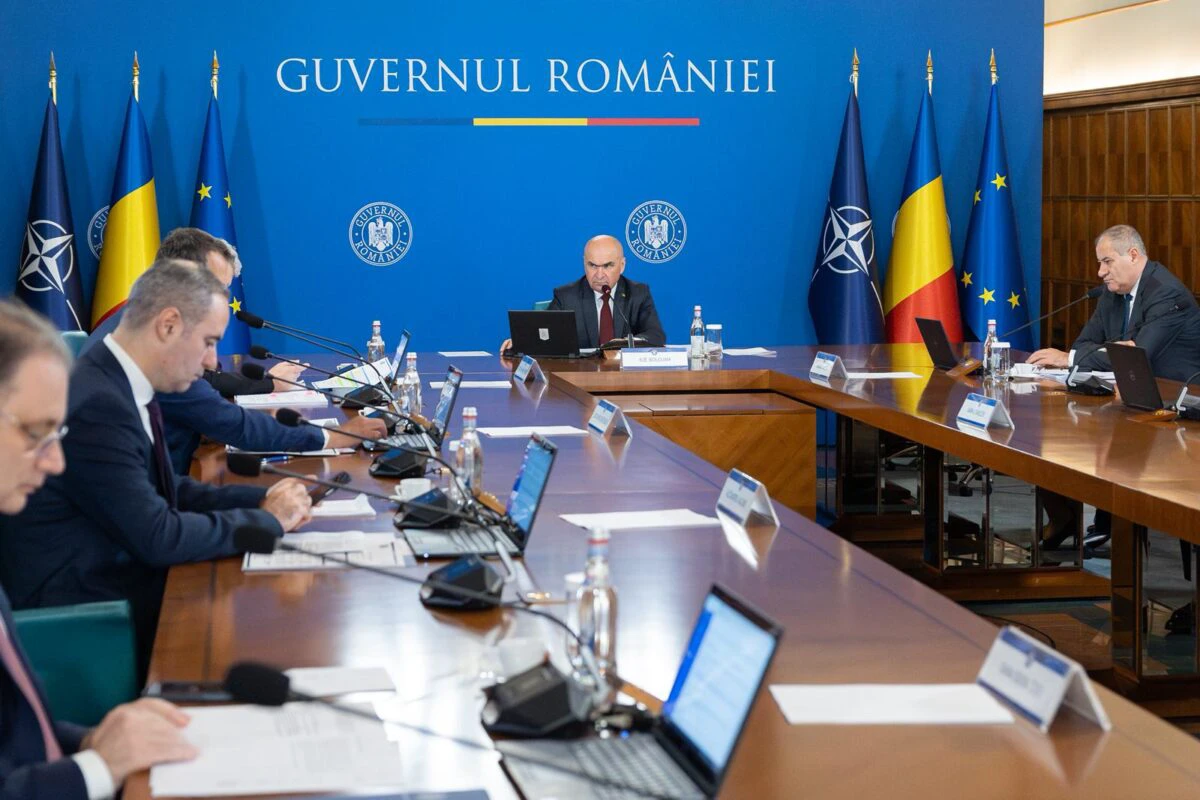Guvernul Bolojan pregătește un proiect de lege pentru amendarea cetățenilor nepoliticoși cu funcționarii publici