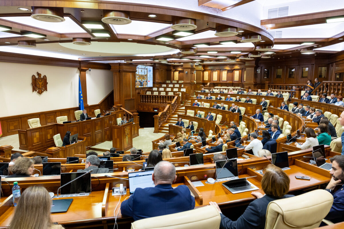 Parlamentul a aprobat componența comisiilor permanente. Dodon la politică externă, Usatîi la securitate, Tarlev la juridică