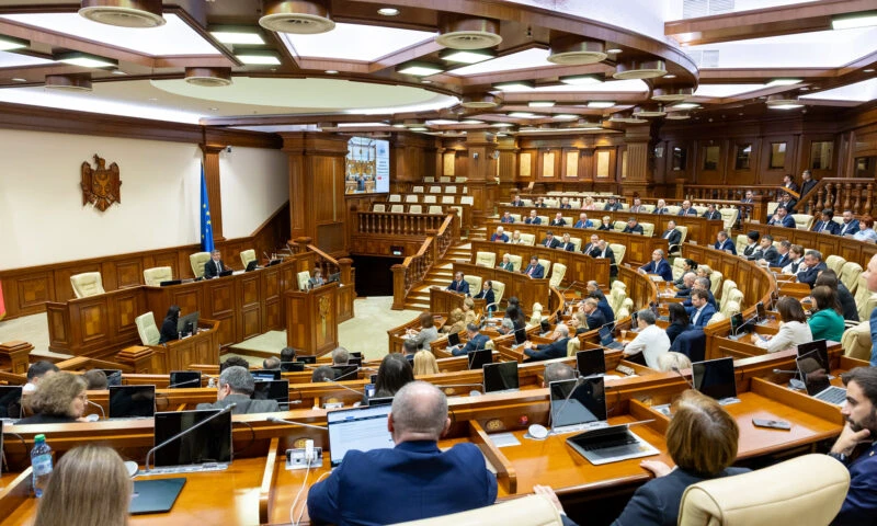 Parlamentul a aprobat componența comisiilor permanente. Dodon la politică externă, Usatîi la securitate, Tarlev la juridică