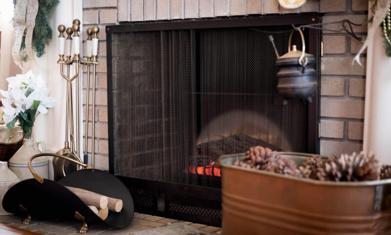 Un bărbat a dat peste ceva incredibil în spatele unui șemineu uitat de timp