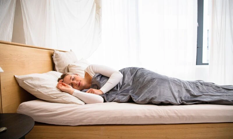 Dormitul în întuneric total poate reduce riscul de boli cardiovasculare. Studiu