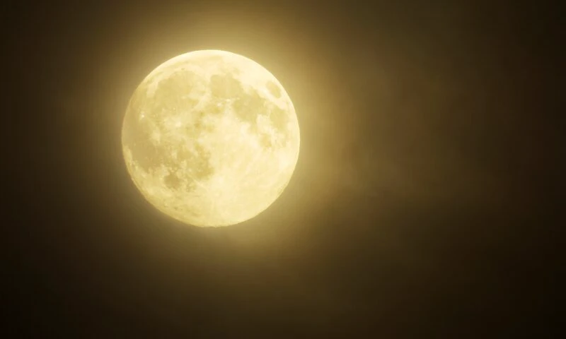 Fenomen spectaculos în această noapte: Superluna Castorului se apropie de Pământ