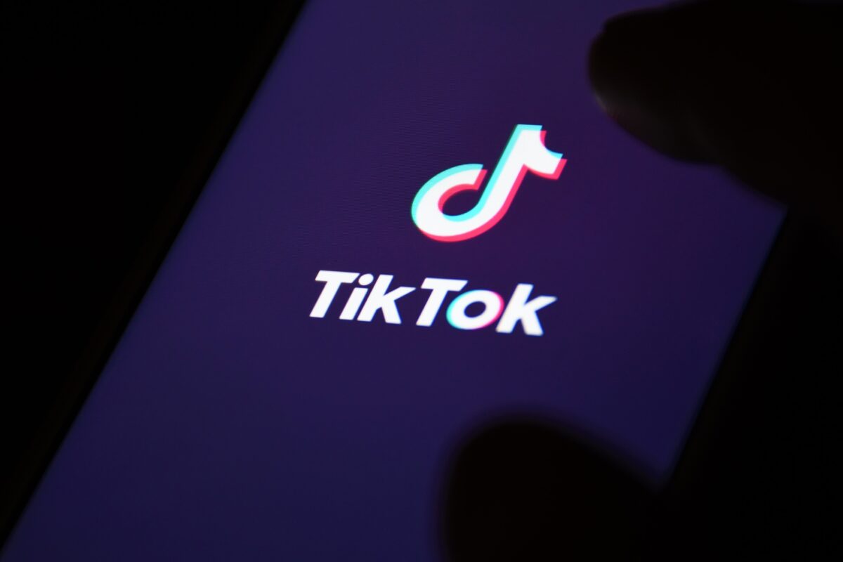 TikTok a închis zeci de conturi care încercau să influențeze alegerile parlamentare din Cehia