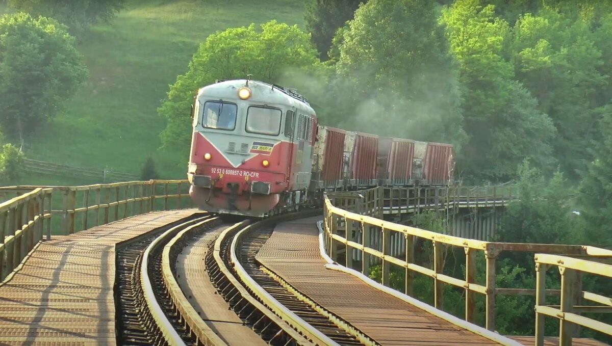 Incident feroviar grav în Teleorman. Un tren s-a rupt în două